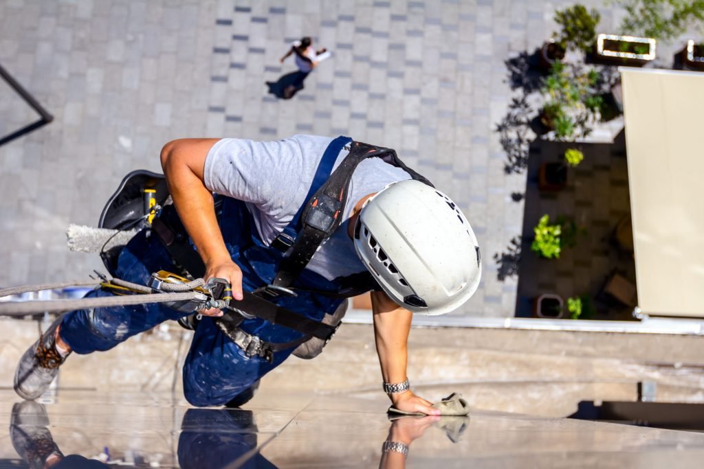 Technicien cordiste FP Est en travaux d'accès difficile sur une façade urbaine